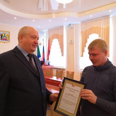Первый заместитель Мэра города Хабаровска по городскому хозяйству С.А. Чернышов вручает диплом